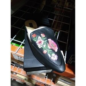 G.I.L.I. Women's Hildey Slip On Mules Black Leather Floral Embroidered Size: 8.5